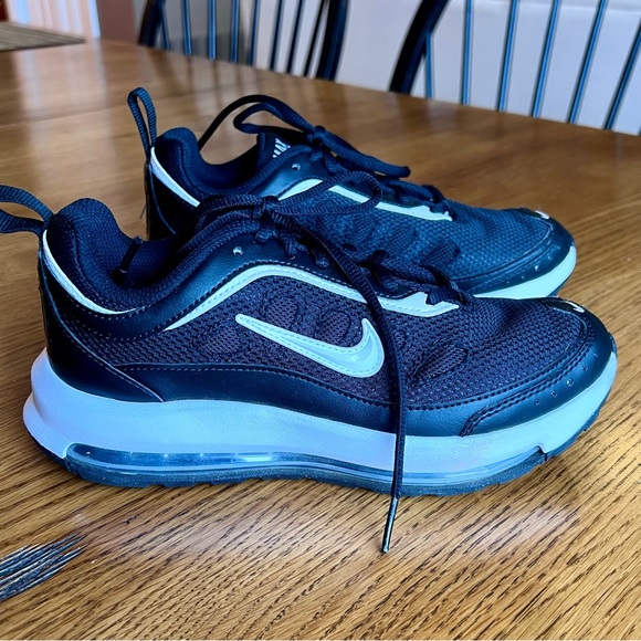 ⭐️ Nike Air Max AP Ladies Trainers Size 6 Black and White - Picture 2 of 9